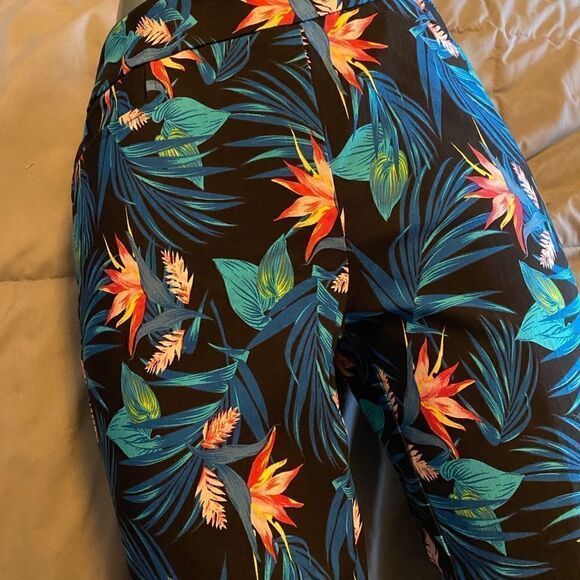 Gorgeous Tropical Capri Pants NWT - Picture 5 of 6